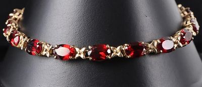 LUSTROUS 14K YELLOW GOLD LADIES BRACELET W/ GARNET. Lustrous 14k yellow gold ladies bracelet 