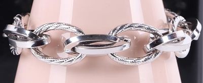 18K WHITE GOLD HOLLOW LINK LADIES BRACELET. 18K white gold hollow link ladies bracelet to 