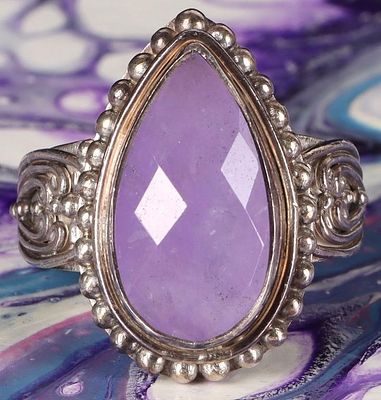 STERLING SILVER LADIES RING W/ LAVENDER JADE STONE. Sterling silver ladies ring with a 17.3 X 