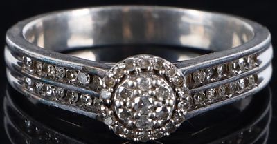 0.87CTW DIAMOND STERLING SILVER LADIES RING. 0.87CTW Diamond sterling silver ladies ring with 