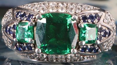 2.5CTW 3-STONE EMERALD AND SAPPHIRE LADIES RING. 2.5CTW 3-stone emerald and sapphire ladies 