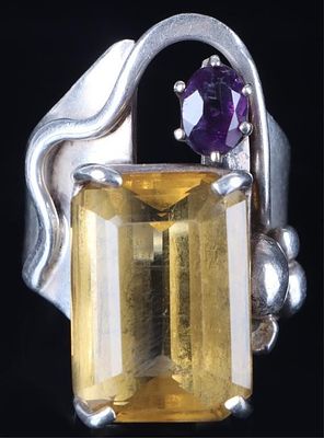 ~20CT SPINEL STERLING SILVER LADIES RING W/ AMTHST. Sterling silver ladies ring with an 