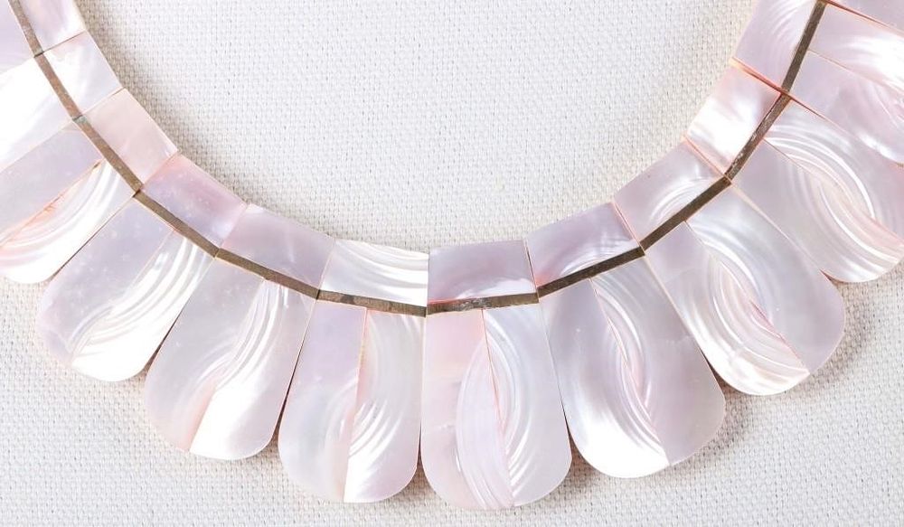Lot 220351: VINTAGE PINK MOTHER OF PEARL BEADED NECKLACE