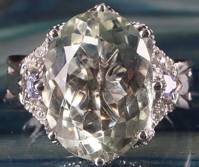 ~5CT OVAL PRASIOLITE, WHITE TOPAZ & TANZANITE RING. ~5.0CT oval prasiolite ( green amethyst) 