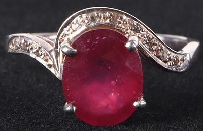 1.75CT RUBY STERLING SILVER LADIES RING. Sterling silver ladies ring with a 1.75ct oval-cut 