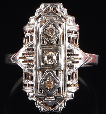 18K WHITE GOLD DIAMOND ART DECO LADIES RING. 18K white gold diamond Art Deco ladies ring. 