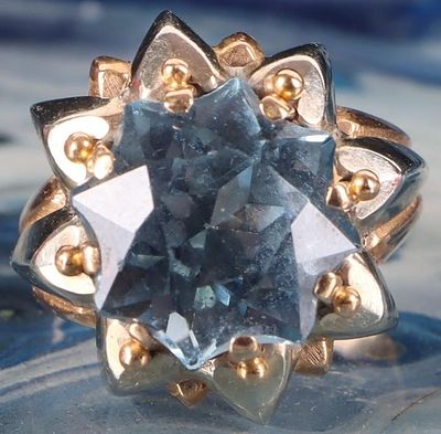 10.5CT TOPAZ 18K YELLOW GOLD LADIES RING. 18k yellow gold ladies ring with a 10.5ct fancy-cut 