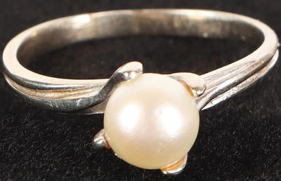 10K WHITE GOLD LADIES RING W/ 6.6MM WHITE PEARL. 10k white gold ladies ring with a 6.6mm genuine 
