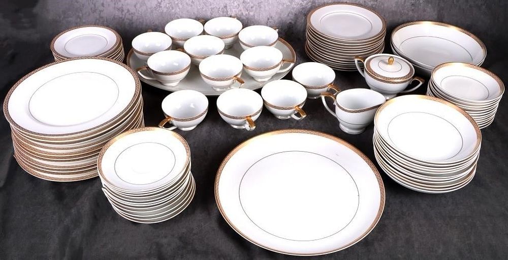 Lot 222190: HUGE SET OF MIKASA JAPAN PALATIAL GOLD DINNER SET