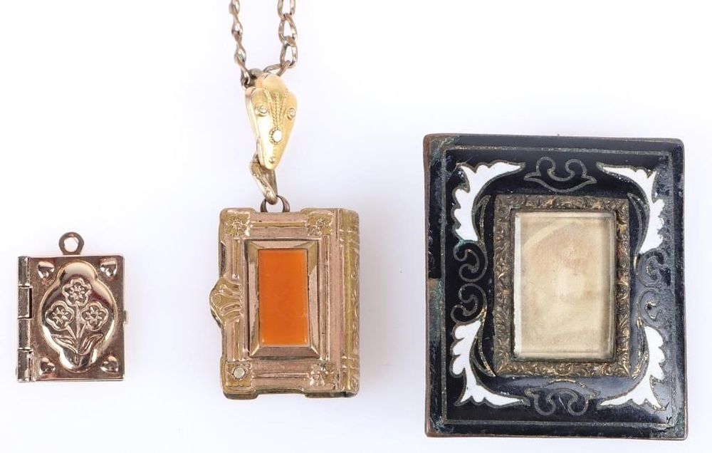 Lot 222298: ANTIQUE METAL COSTUME BROOCH AND NECKLACE