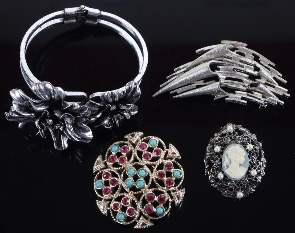 Lot 222299: LADIES BRACELET & BROOCHES CAMEO SARAH COV (4)