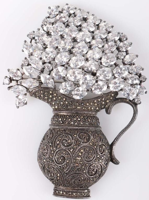 Lot 222302: VINTAGE LARGE STERLING SILVER RHINESTONE BROOCH