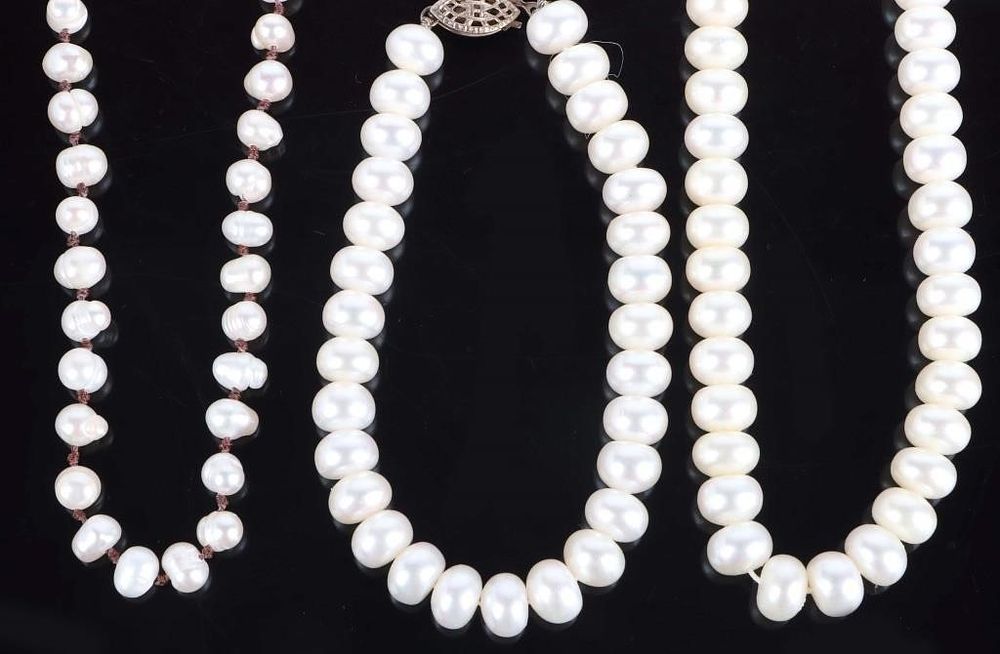 Lot 222343: WHITE & BAROQUE PEARL LADIES NECKLACES & BRACELET