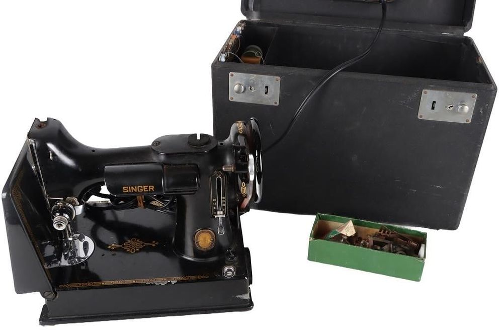 Lot 223369: VINTAGE SINGER 221 FEATHERWEIGHT SEWING MACHINE