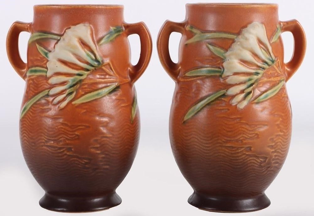 Lot 223387: 1945 ROSEVILLE POTTERY BROWN FREESIA VASE PAIR