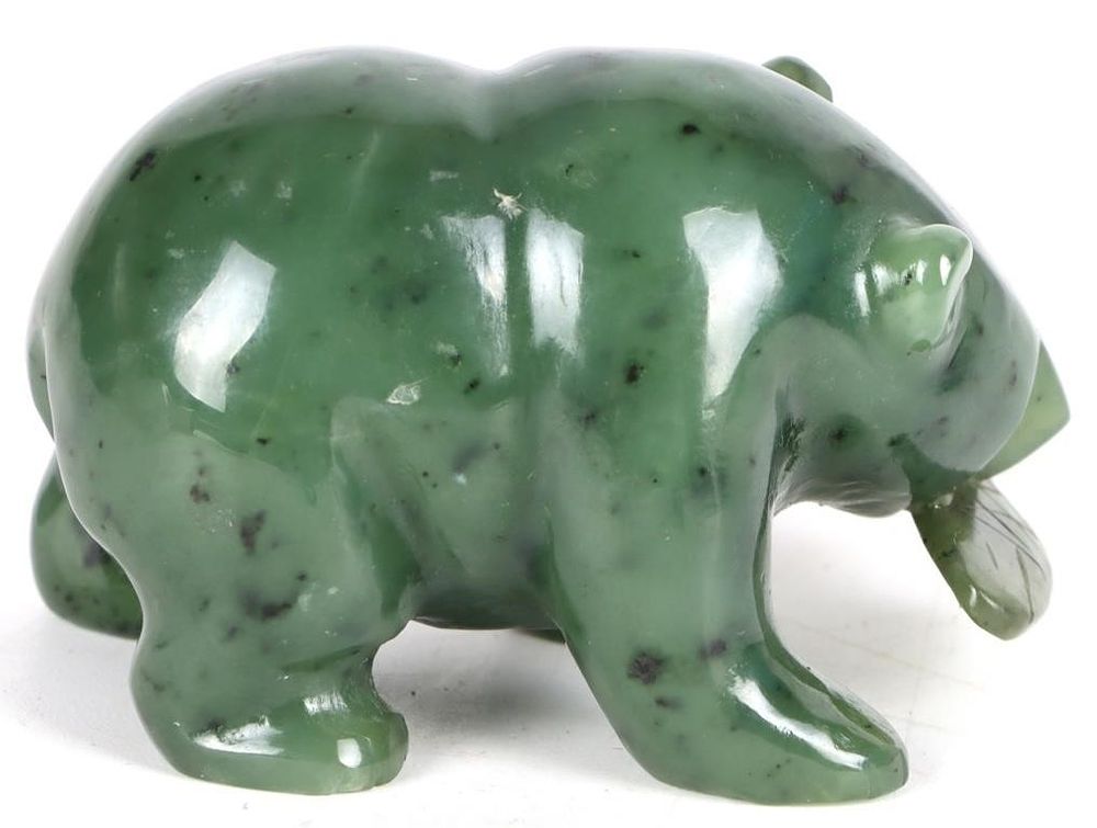 Lot 223419: NEPHRITE JADE GRIZZLY BEAR EATING SALMON STATUE