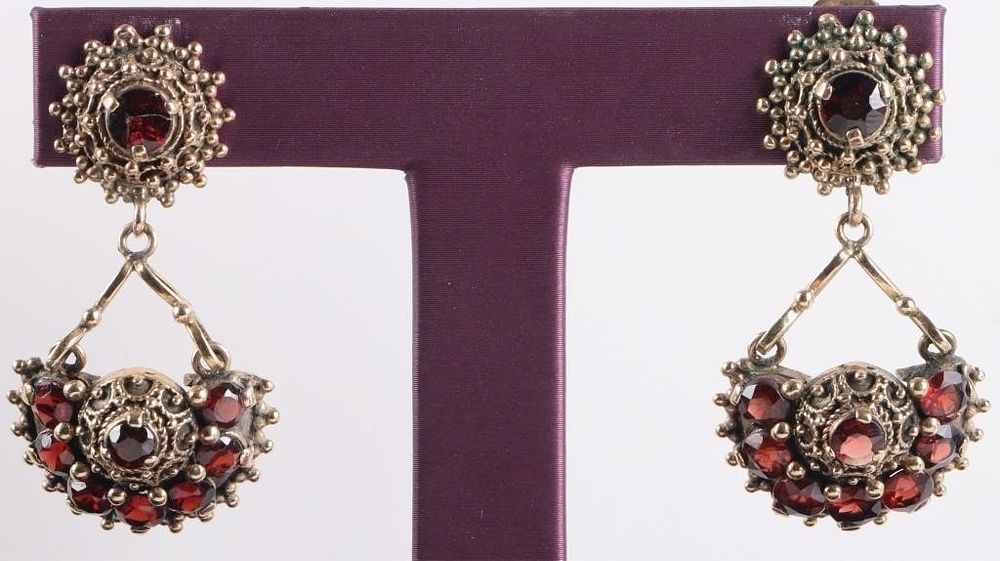 Lot 224337: 14K YELLOW GOLD LADIES CLIP-ON EARRINGS W/ GARNET