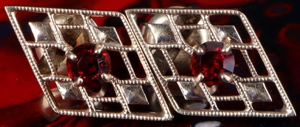 Lot 224350: 14K GOLD DIAMOND SHAPED GARNET STUD EARRINGS