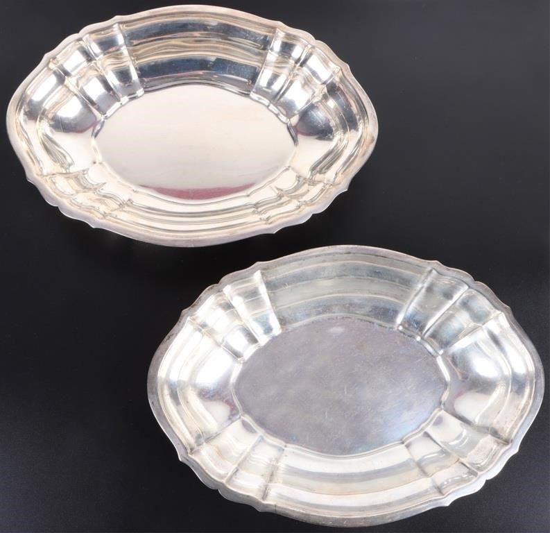 Lot 224404: CHIPPENDALE STERLING SILVER OVAL PLATTER SET