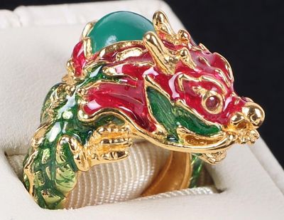 ~3.5CT EMERALD CHINESE DRAGON STERLING LADIES RING. Gold color sterling silver ladies ring 