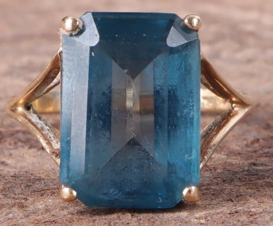 Lot 226160: 14K YELLOW GOLD SKY BLUE TOPAZ LADIES RING