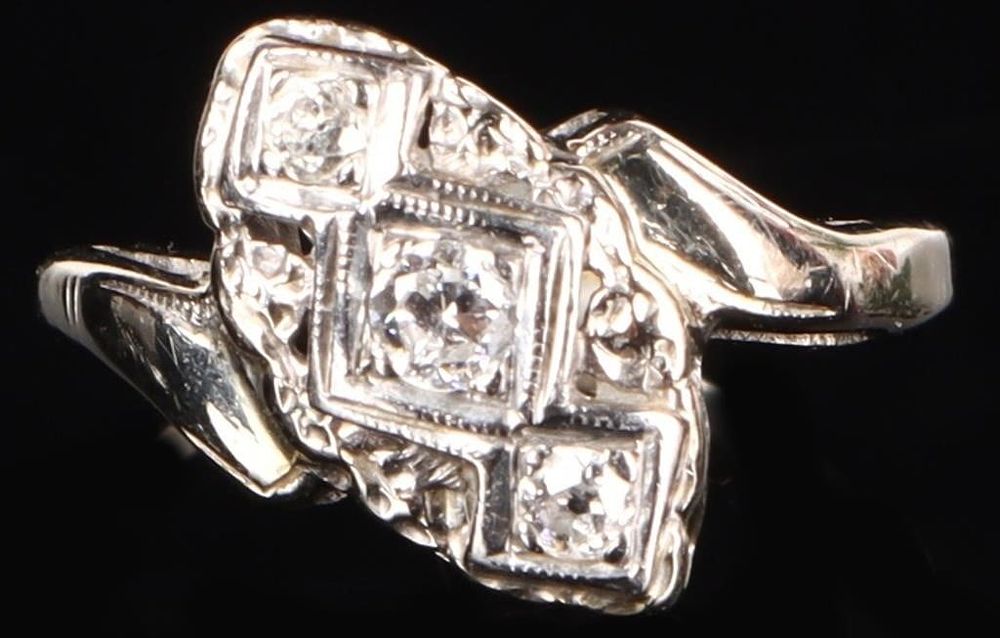 Lot 226172: 14K WHITE GOLD LADIES RING W/ DIAMONDS DIAG FACE