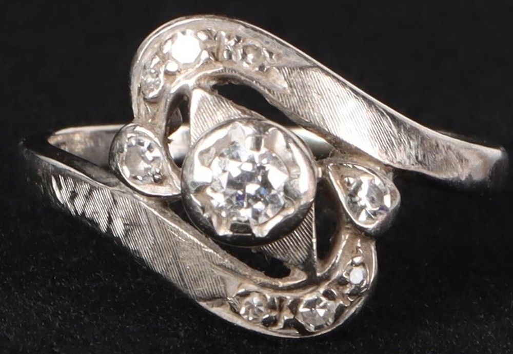 Lot 226176: TEXTURED 14K WHITE GOLD LADIES RING W/ DIAMONDS