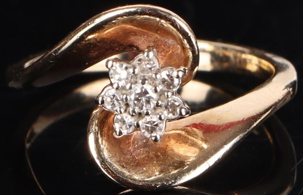 Lot 226212: 10K YELLOW GOLD DIAMOND CLUSTER LADIES RING