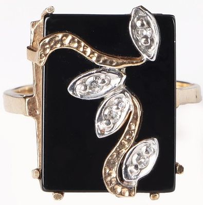 10K YELLOW GOLD LADIES RING W/ DIAMONDS & ONYX. 10k yellow gold ladies ring with an onyx 