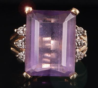 10K YELLOW GOLD LADIES RING W/ PURPLE SPINEL & DIA. 10k yellow gold ladies ring with a 12ct 