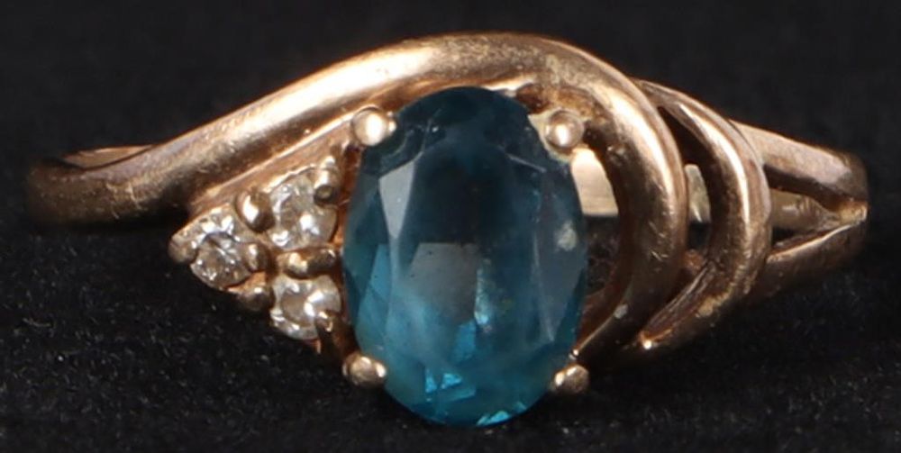 Lot 226223: 10K YELLOW GOLD LADIES RING W/ OVAL TOPAZ & DIAS