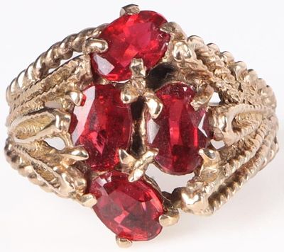 10K YELLOW GOLD LADIES RING W/ GARNET GEMSTONES. 10k yellow gold ladies ring. The shoulders 