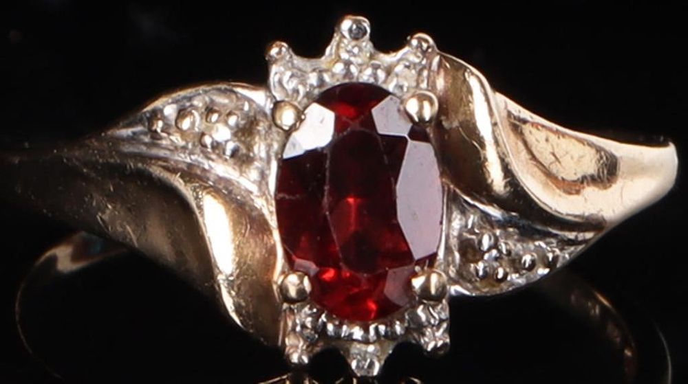 Lot 226227: 10K YELLOW GOLD LADIES RING W/ GARNET & DIAMONDS