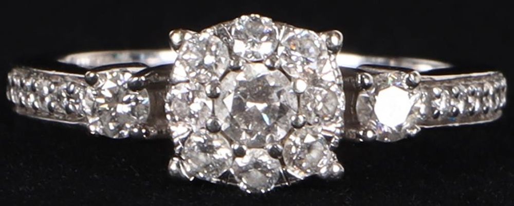 Lot 226234: 10K WHITE GOLD NATURAL DIAMOND LADIES RING