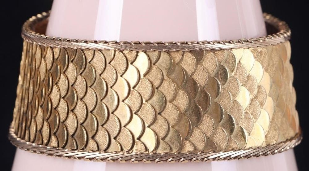 Lot 226239: HEAVY 18K YELLOW GOLD DRAGON-SCALE LADIES BRACELET
