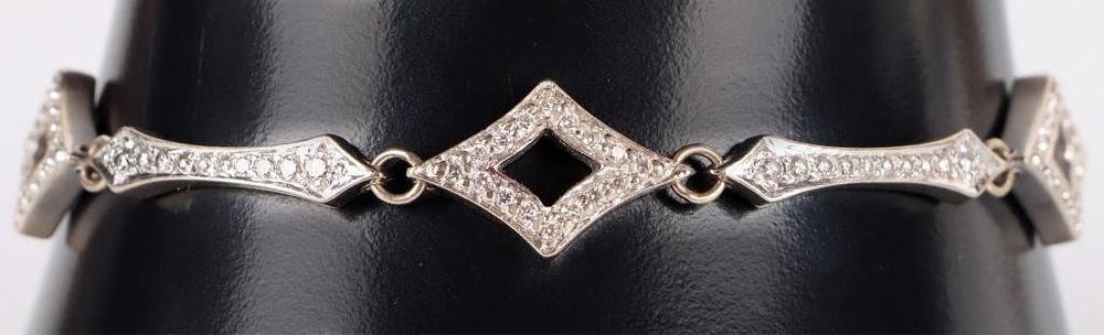Lot 226241: 18K WHITE GOLD DIAMOND GEOMETRIC LINK BRACELET