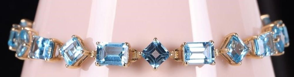 Lot 226257: 14K YELLOW GOLD BLUE TOPAZ LADIES BRACELET