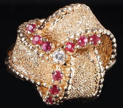 14K YELLOW GOLD LADIES RIBBON RING W/ DIA & RUBIES. 14k yellow gold ladies ring sculpted like a 