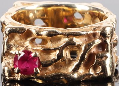 14K YELLOW GOLD BRUTALIST LADIES RING W .33CT RUBY. 14k yellow gold ladies ring in a Brutalist 