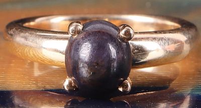 14K YELLOW GOLD CABOCHON SAPPHIRE LADIES RING. 14K yellow gold cabochon purple sapphire ladies 