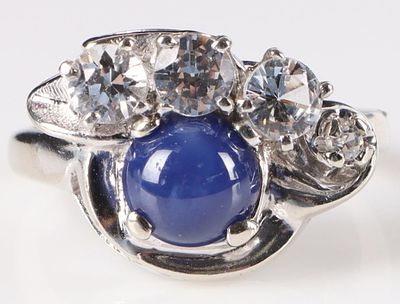 14K WHITE GOLD LADIES RING W/ POLISHED SAPPHIRE. 14k white gold ladies ring with a brilliantly 