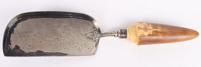 VINTAGE MAPPIN & WEBB SILVERPLATE CRUMBER W/ HORN. Vintage Mappin and Web Prince's Plate 