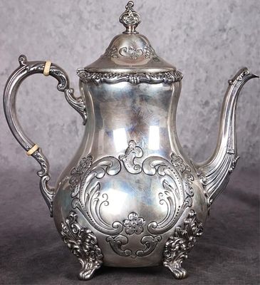 POOLE STERLING SILVER OLD ENGLISH TEA POT. Poole sterling silver Old English teapot. It has an 
