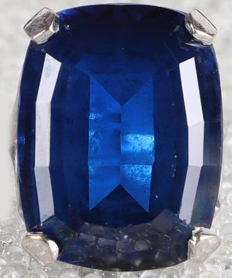 10K WHITE GOLD LONDON BLUE TOPAZ LADIES RING. 10K white gold London blue topaz ladies ring. 