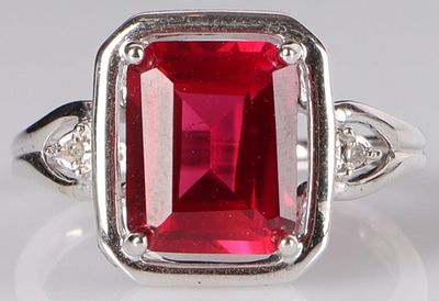 3CT RUBY STERLING SILVER LADIES RING W/ DIAMONDS. Sterling silver ladies ring with a glistening 