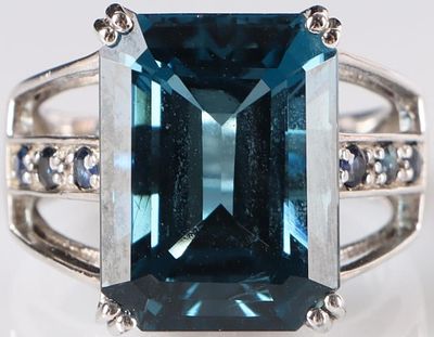 6.24CTW CUSHION CUT SAPPHIRE STERLING LADIES RING. Sterling silver ladies ring with a 6CT 