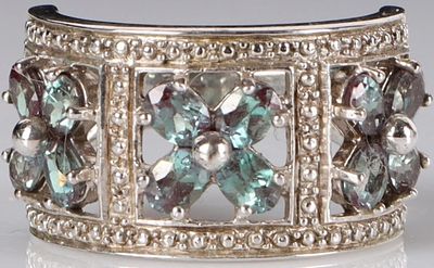 1.2CTW SAPPHIRE STERLING SILVER LADIES FLORAL RING. Sterling silver ladies ring with three 