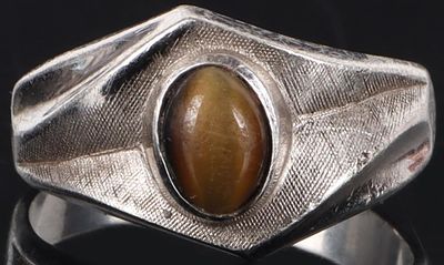 STERLING SILVER CABOCHON TIGER'S EYE MENS RING. Sterling silver cabochon tiger's eye men's ring. 