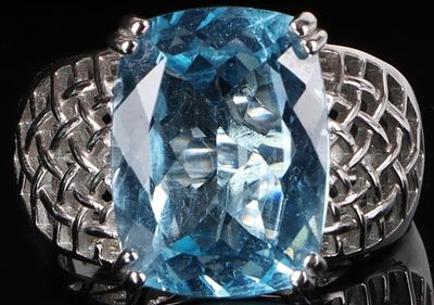 13.8CT TOPAZ RADIANT STERLING SILVER LADIES RING. Sterling silver ladies ring with a reflective 