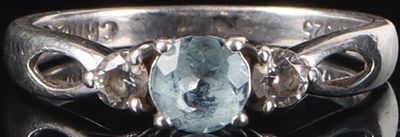 PETITE STELRING SILVER LADIES RING W/ TOPAZ & CZ. Sterling silver ladies ring with a 0.5CT 